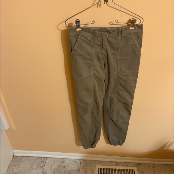 Veronica Beard Field 9.5” Cargo Pants in Army - Picture 3 of 8